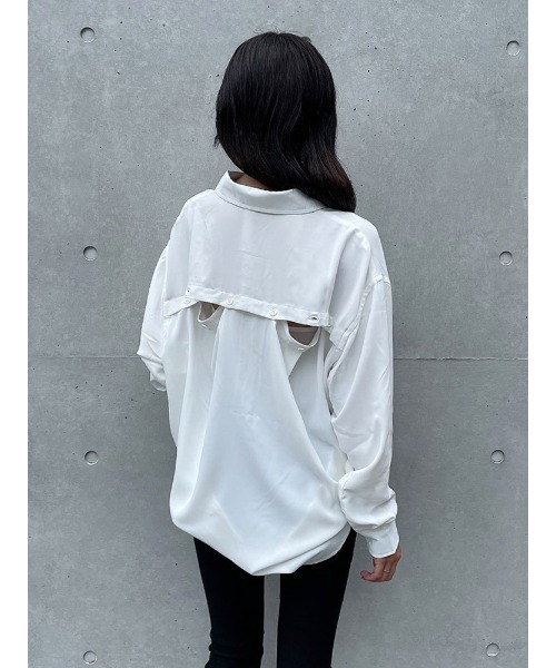 ENVYM(アンビー)の「バックオープンSH(シャツ/ブラウス・レディース・ホワイト/ブラック/ブルー・FREE)」の2枚目の写真