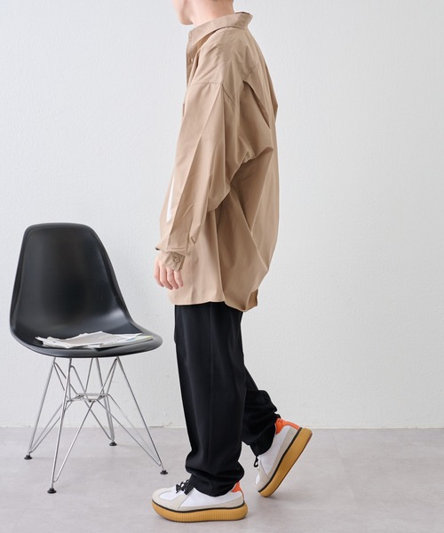 COLONY 2139（コロニートゥーワンスリーナイン）の「relaxFIT長袖レギュラーカラーシャツ / UNISEX（シャツ/ブラウス・メンズ・ホワイト/ベージュ/ダークグリーン/サックスブルー・MEDIUM/LARGE）」の14枚目の写真