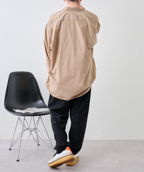 COLONY 2139（コロニートゥーワンスリーナイン）の「relaxFIT長袖レギュラーカラーシャツ / UNISEX（シャツ/ブラウス・メンズ・ホワイト/ベージュ/ダークグリーン/サックスブルー・MEDIUM/LARGE）」の15枚目の写真