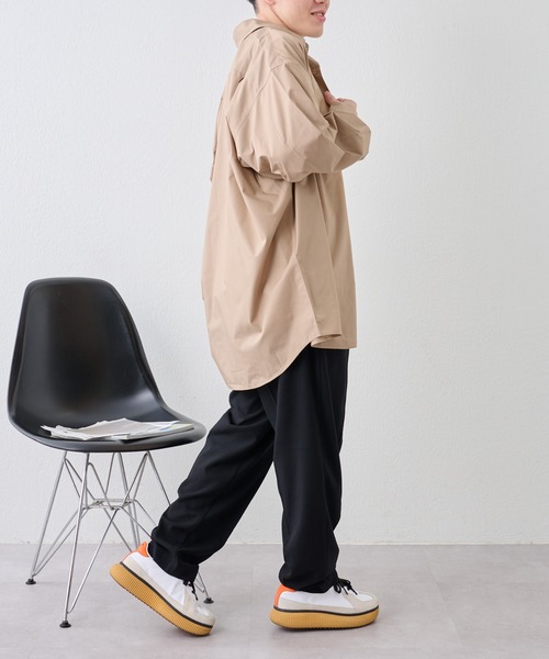 COLONY 2139（コロニートゥーワンスリーナイン）の「relaxFIT長袖レギュラーカラーシャツ / UNISEX（シャツ/ブラウス・メンズ・ホワイト/ベージュ/ダークグリーン/サックスブルー・MEDIUM/LARGE）」の16枚目の写真