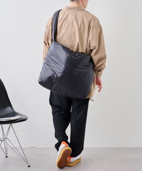 COLONY 2139（コロニートゥーワンスリーナイン）の「relaxFIT長袖レギュラーカラーシャツ / UNISEX（シャツ/ブラウス・メンズ・ホワイト/ベージュ/ダークグリーン/サックスブルー・MEDIUM/LARGE）」の21枚目の写真