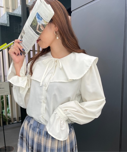 Meli rich(メリーリッチ)の「ベルスリーブフリルカラーブラウス(シャツ/ブラウス・レディース・オフホワイト/スモークピンク/グレイッシュブルー/ブラック・MEDIUM)」の2枚目の写真