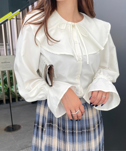 Meli rich(メリーリッチ)の「ベルスリーブフリルカラーブラウス(シャツ/ブラウス・レディース・オフホワイト/スモークピンク/グレイッシュブルー/ブラック・MEDIUM)」の9枚目の写真