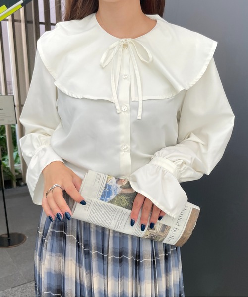 Meli rich(メリーリッチ)の「ベルスリーブフリルカラーブラウス(シャツ/ブラウス・レディース・オフホワイト/スモークピンク/グレイッシュブルー/ブラック・MEDIUM)」の5枚目の写真