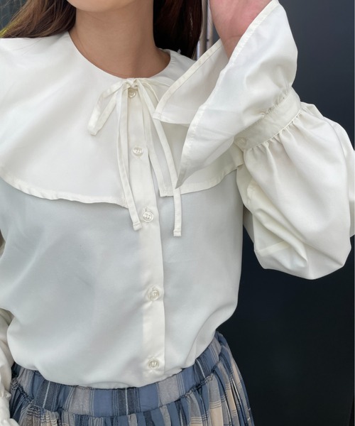 Meli rich(メリーリッチ)の「ベルスリーブフリルカラーブラウス(シャツ/ブラウス・レディース・オフホワイト/スモークピンク/グレイッシュブルー/ブラック・MEDIUM)」の13枚目の写真