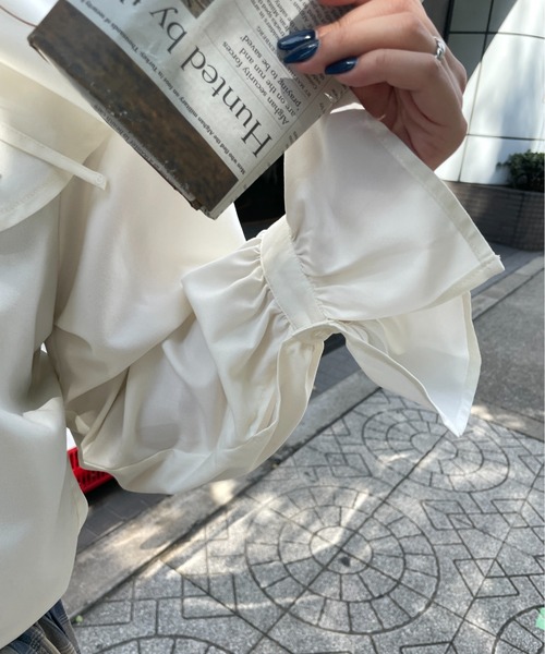 Meli rich(メリーリッチ)の「ベルスリーブフリルカラーブラウス(シャツ/ブラウス・レディース・オフホワイト/スモークピンク/グレイッシュブルー/ブラック・MEDIUM)」の11枚目の写真