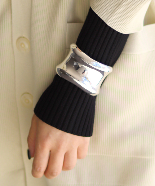TODAYFUL（トゥデイフル）の「【TODAYFUL / トゥデイフル】Nuance Wide Cuff（バングル/リストバンド・レディース・シルバー・FREE）」の3枚目の写真
