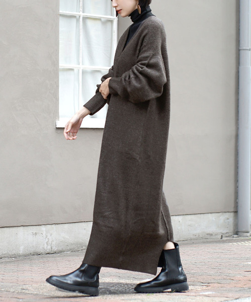 zootie（ズーティー）の「【丈が選べる！トレンドシルエットワンピ】Vネックニット ルーズ ワンピース（ワンピース・レディース・ベージュ/チャコール/ライトカーキ/ブラウン/モカ/チャコールアッシュ/アイボリー/ネイビー・フリー/ミディアム丈）」の4枚目の写真