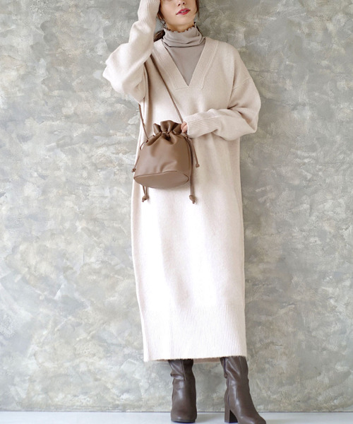 zootie（ズーティー）の「【丈が選べる！トレンドシルエットワンピ】Vネックニット ルーズ ワンピース（ワンピース・レディース・ベージュ/チャコール/ライトカーキ/ブラウン/モカ/チャコールアッシュ/アイボリー/ネイビー・フリー/ミディアム丈）」の2枚目の写真