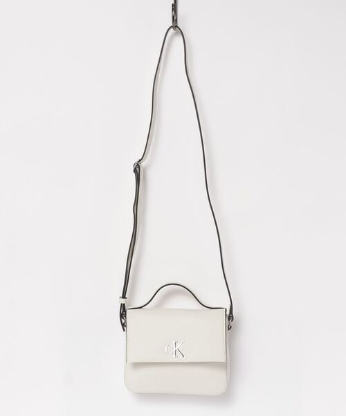 Calvin Klein Jeans(カルヴァンクラインジーンズ)の「Calvin Klein Jeans(カルバンクラインジーンズ)ボクシーフラップクロスボディバッグ(ショルダーバッグ・レディース・ベージュ/ホワイト系2・F)」の2枚目の写真