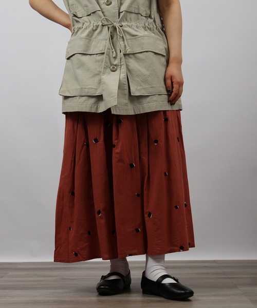 Emago(イマゴ)の「EMAGO 総柄刺繍スカート(スカート・レディース・レッド/アイボリー/ブラック・FREE)」の3枚目の写真