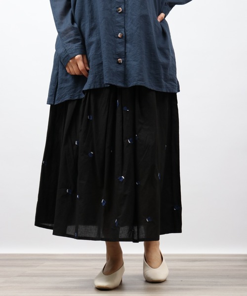 Emago(イマゴ)の「EMAGO 総柄刺繍スカート(スカート・レディース・レッド/アイボリー/ブラック・FREE)」の2枚目の写真