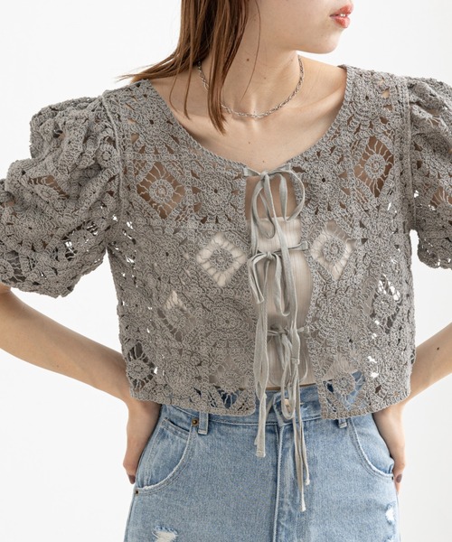 Chico（チコ）の「レースリボン2wayトップス（シャツ/ブラウス・レディース・グレー/イエロー/ホワイト/ダークブラウン・FREE）」の2枚目の写真