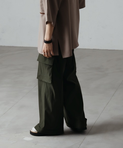 epnok（エプノック）の「ロールアップカーゴスラックス（スラックス・メンズ・グレイッシュブルー/ブラック/カーキ・SMALL/MEDIUM/LARGE）」の6枚目の写真