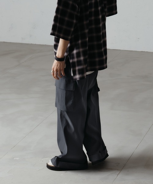 epnok（エプノック）の「ロールアップカーゴスラックス（スラックス・メンズ・グレイッシュブルー/ブラック/カーキ・SMALL/MEDIUM/LARGE）」の12枚目の写真