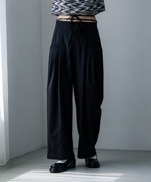 FOREVER 21（フォーエバー トゥエンティーワン）の「ローライズワイドスラックスパンツ（スラックス・レディース・グレー/ブラック・SMALL/MEDIUM）」の2枚目の写真