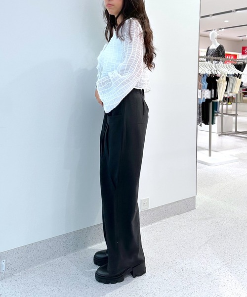 FOREVER 21（フォーエバー トゥエンティーワン）の「ローライズワイドスラックスパンツ（スラックス・レディース・グレー/ブラック・SMALL/MEDIUM）」の4枚目の写真