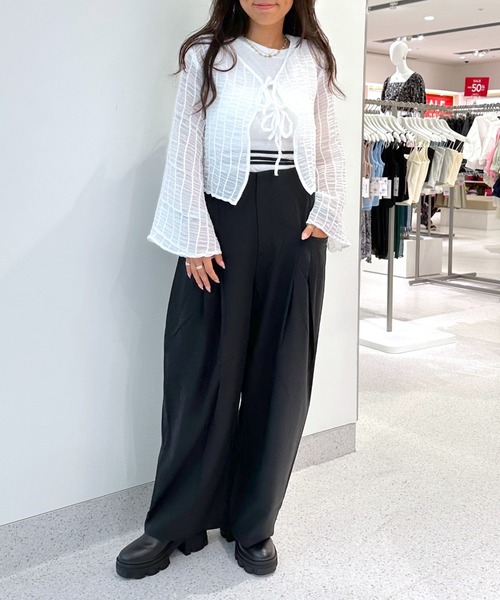 FOREVER 21（フォーエバー トゥエンティーワン）の「ローライズワイドスラックスパンツ（スラックス・レディース・グレー/ブラック・SMALL/MEDIUM）」の3枚目の写真