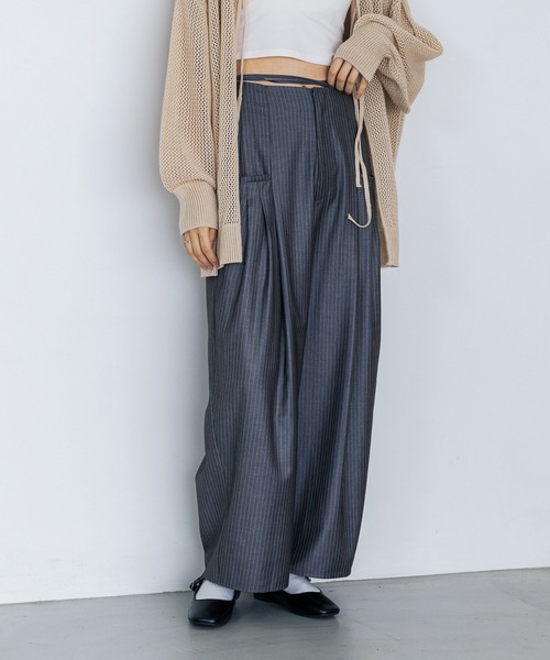 FOREVER 21（フォーエバー トゥエンティーワン）の「ローライズワイドスラックスパンツ（スラックス・レディース・グレー/ブラック・SMALL/MEDIUM）」の19枚目の写真