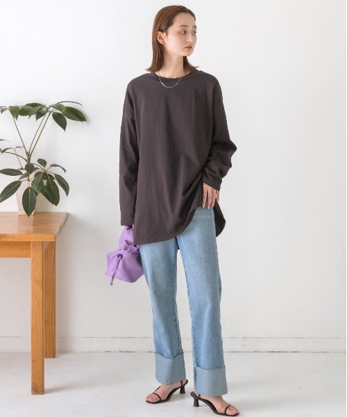 ad thie(アドティエ)の「後裾ラウンド ロングTシャツ(Tシャツ/カットソー・レディース・ベージュ/オフホワイト/モカ/チャコール/ブラック×ホワイト/ブラック・FREE)」の11枚目の写真