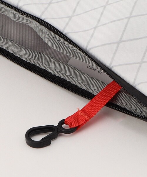 MOUNTAIN HARDWEAR（マウンテンハードウェアー）の「Mountain Hardwear/マウンテンハードウェア After Six Sacoche/アフターシックスサコッシュ（ショルダーバッグ・メンズ・ブラック/ホワイト・ONE SIZE）」の6枚目の写真