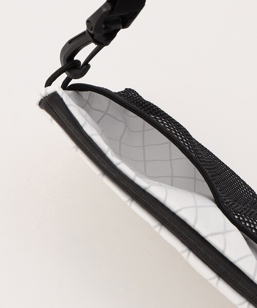 MOUNTAIN HARDWEAR（マウンテンハードウェアー）の「Mountain Hardwear/マウンテンハードウェア After Six Sacoche/アフターシックスサコッシュ（ショルダーバッグ・メンズ・ブラック/ホワイト・ONE SIZE）」の9枚目の写真