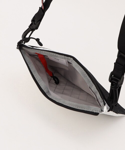 MOUNTAIN HARDWEAR（マウンテンハードウェアー）の「Mountain Hardwear/マウンテンハードウェア After Six Sacoche/アフターシックスサコッシュ（ショルダーバッグ・メンズ・ブラック/ホワイト・ONE SIZE）」の10枚目の写真