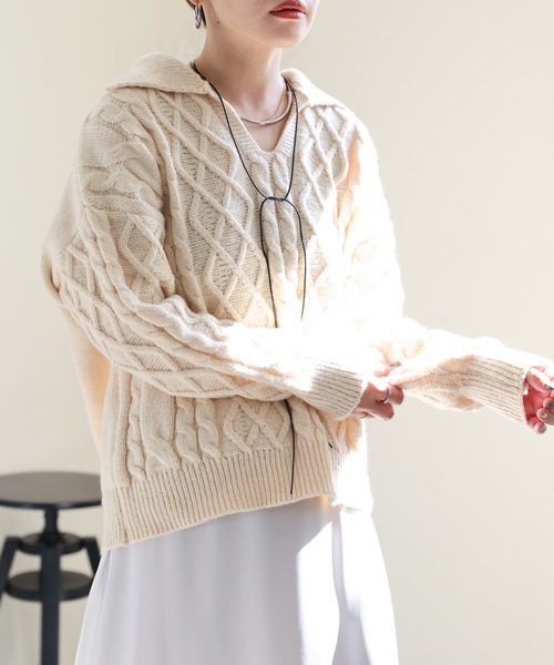 ULEULA（ウルア）の「キーネック襟付きニット（ニット/セーター・レディース・アイボリー/ブルー/ブラック・FREE）」の5枚目の写真