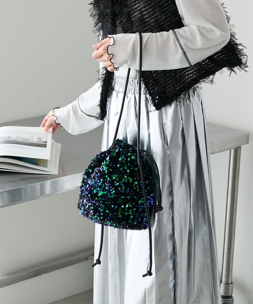 forksy.(フォルクシー)の「【forksy.】スパンコール巾着バッグ(ショルダーバッグ・レディース・ブルー系その他/グリーン系その他/パープル/ブラック・FREE)」の2枚目の写真