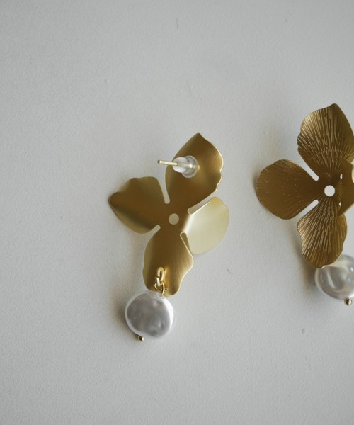 My shawty(マイシャウティー)の「gold flower pierce(ピアス(両耳用)・レディース・ゴールド・FREE)」の4枚目の写真