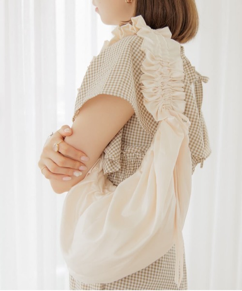 flower(フラワー)の「サテンシャーリングバッグ(ショルダーバッグ・レディース・アイボリー・FREE)」の1枚目の写真