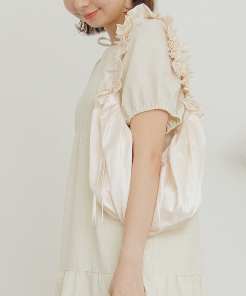 flower(フラワー)の「サテンシャーリングバッグ(ショルダーバッグ・レディース・アイボリー・FREE)」の7枚目の写真