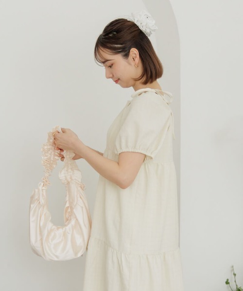 flower(フラワー)の「サテンシャーリングバッグ(ショルダーバッグ・レディース・アイボリー・FREE)」の10枚目の写真
