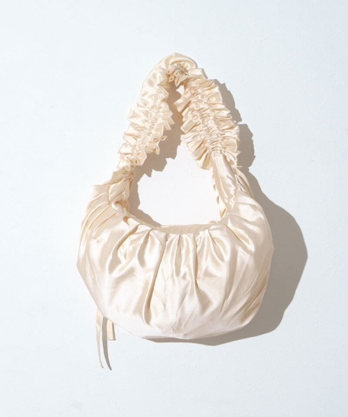 flower(フラワー)の「サテンシャーリングバッグ(ショルダーバッグ・レディース・アイボリー・FREE)」の18枚目の写真