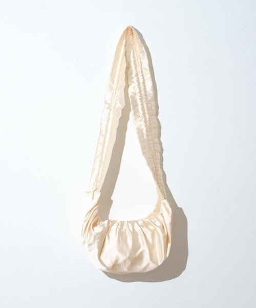 flower(フラワー)の「サテンシャーリングバッグ(ショルダーバッグ・レディース・アイボリー・FREE)」の19枚目の写真