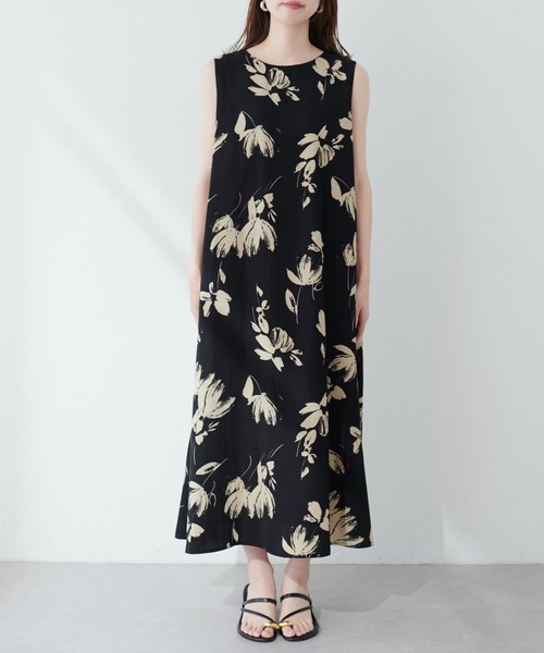 natural couture（ナチュラルクチュール）の「モノトーン花柄ノースリ