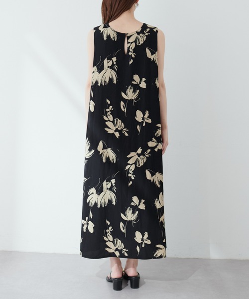 natural couture（ナチュラルクチュール）の「モノトーン花柄ノースリ