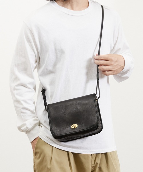 SLOW(スロウ)の「SLOW スロウ / bono-flapwidth shoulder bag フルベジタブルタンニングレザーショルダーバッグ ヌメ革ポシェット / 49S301KSA(ショルダーバッグ・メンズ・チョコ/ブラック・FREE)」の3枚目の写真