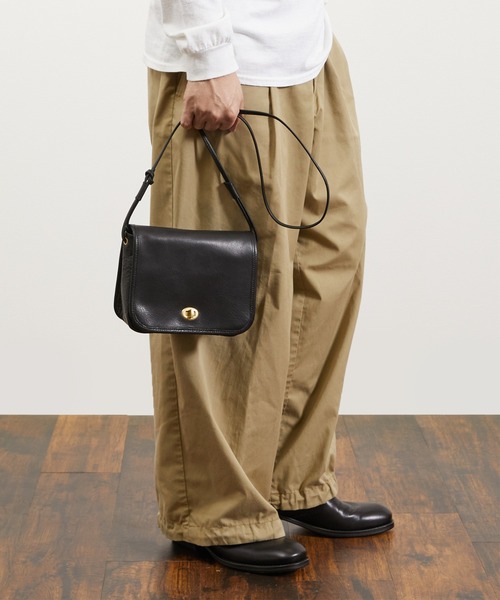 SLOW(スロウ)の「SLOW スロウ / bono-flapwidth shoulder bag フルベジタブルタンニングレザーショルダーバッグ ヌメ革ポシェット / 49S301KSA(ショルダーバッグ・メンズ・チョコ/ブラック・FREE)」の7枚目の写真