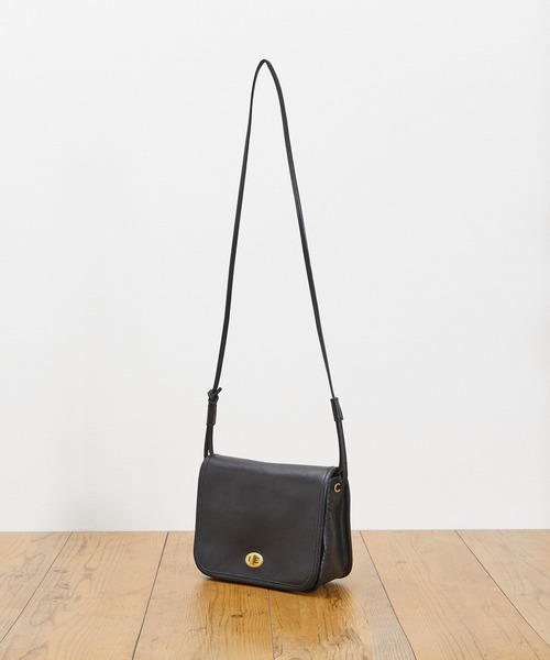 SLOW(スロウ)の「SLOW スロウ / bono-flapwidth shoulder bag フルベジタブルタンニングレザーショルダーバッグ ヌメ革ポシェット / 49S301KSA(ショルダーバッグ・メンズ・チョコ/ブラック・FREE)」の8枚目の写真