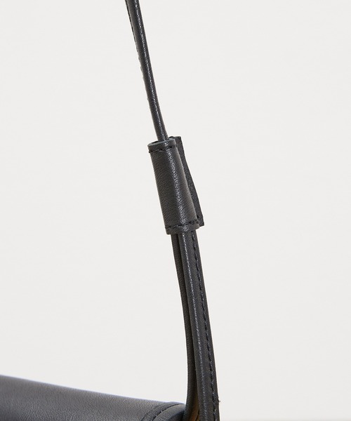 SLOW(スロウ)の「SLOW スロウ / bono-flapwidth shoulder bag フルベジタブルタンニングレザーショルダーバッグ ヌメ革ポシェット / 49S301KSA(ショルダーバッグ・メンズ・チョコ/ブラック・FREE)」の12枚目の写真