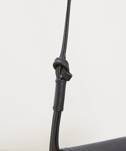 SLOW(スロウ)の「SLOW スロウ / bono-flapwidth shoulder bag フルベジタブルタンニングレザーショルダーバッグ ヌメ革ポシェット / 49S301KSA(ショルダーバッグ・メンズ・チョコ/ブラック・FREE)」の13枚目の写真