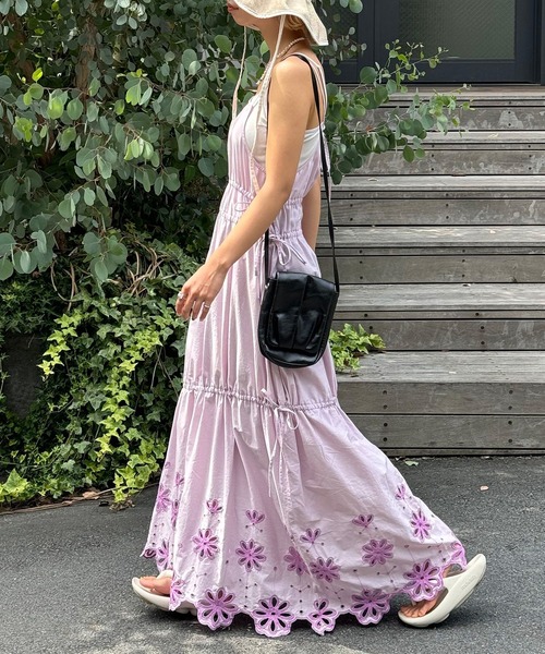 CIAOPANIC(チャオパニック)の「INDIA裾レースシャーリングフラワーキャミワンピース(ワンピース・レディース・パープル/ブラック/オフホワイト・FREE)」の2枚目の写真