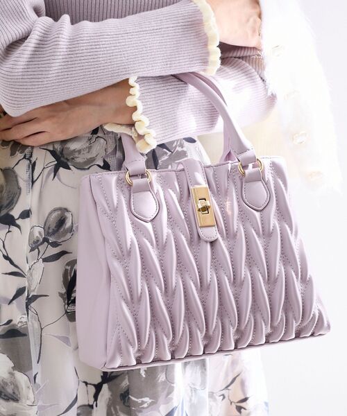 MAJESTIC LEGON（マジェスティックレゴン）の「クラシカルスクエアハンドバッグ（ショルダーバッグ・レディース・ピンク/キャメル/ブラック/アイボリー/グレイッシュベージュ/ボルドー/サックスブルー/ラベンダー/ブラウン/ピンク系その他・FREE）」の6枚目の写真