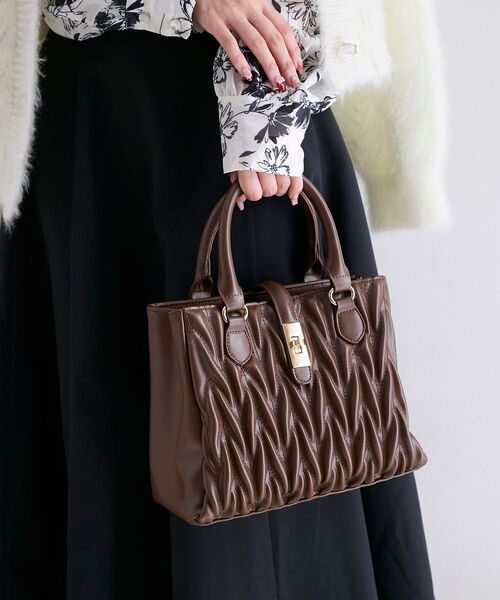 MAJESTIC LEGON（マジェスティックレゴン）の「クラシカルスクエアハンドバッグ（ショルダーバッグ・レディース・ピンク/キャメル/ブラック/アイボリー/グレイッシュベージュ/ボルドー/サックスブルー/ラベンダー/ブラウン/ピンク系その他・FREE）」の4枚目の写真