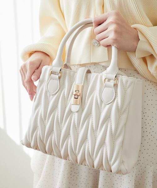 MAJESTIC LEGON（マジェスティックレゴン）の「クラシカルスクエアハンドバッグ（ショルダーバッグ・レディース・ピンク/キャメル/ブラック/アイボリー/グレイッシュベージュ/ボルドー/サックスブルー/ラベンダー/ブラウン/ピンク系その他・FREE）」の2枚目の写真