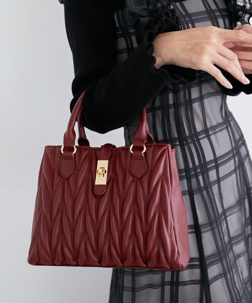 MAJESTIC LEGON（マジェスティックレゴン）の「クラシカルスクエアハンドバッグ（ショルダーバッグ・レディース・ピンク/キャメル/ブラック/アイボリー/グレイッシュベージュ/ボルドー/サックスブルー/ラベンダー/ブラウン/ピンク系その他・FREE）」の10枚目の写真