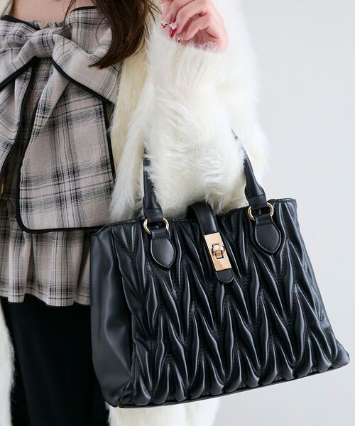 MAJESTIC LEGON（マジェスティックレゴン）の「クラシカルスクエアハンドバッグ（ショルダーバッグ・レディース・ピンク/キャメル/ブラック/アイボリー/グレイッシュベージュ/ボルドー/サックスブルー/ラベンダー/ブラウン/ピンク系その他・FREE）」の3枚目の写真