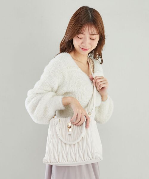 MAJESTIC LEGON(マジェスティックレゴン)の「クラシカルスクエアハンドバッグ(ショルダーバッグ・レディース・ピンク/キャメル/ブラック/アイボリー/グレイッシュベージュ/ボルドー/サックスブルー/ラベンダー/ブラウン/ピンク系その他・FREE)」の19枚目の写真