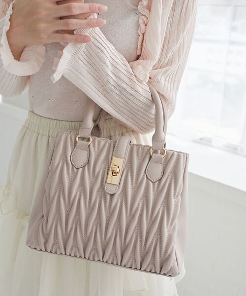 MAJESTIC LEGON（マジェスティックレゴン）の「クラシカルスクエアハンドバッグ（ショルダーバッグ・レディース・ピンク/キャメル/ブラック/アイボリー/グレイッシュベージュ/ボルドー/サックスブルー/ラベンダー/ブラウン/ピンク系その他・FREE）」の12枚目の写真